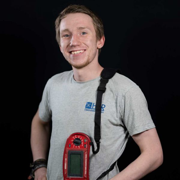 Herr Mehrwaldt ist bei uns seit 2016 und hat die Ausbildung bei uns absolviert. Als Jungmonteur steht er den erfahrenen Kollegen zur Seite.